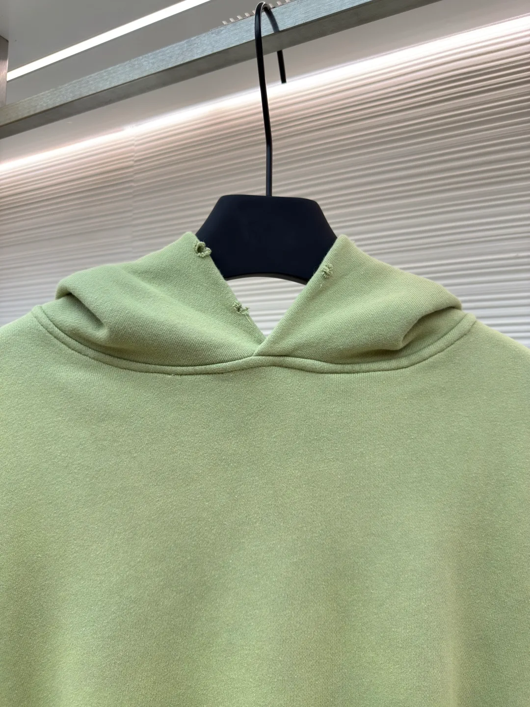Acne Studios 1996 distressed printed hooded sweatshirt ●Item number: 1680617-A85 ●Material: pure cotton fabric ●Technology: printing production ●Version: loose fit ●Weight: about 920 grams ●Size: S-M-L-XL ●Description: The fabric is made of custom-made pure cotton, washed with distressed and dirty gradient techniques, printed on the back, and the overall wiring is straight and delicate. The fabric is comfortable and soft, with consistent colors and no color difference. It can be matched with the same style to create a fashionable look and control various occasions. Customized accessories, complete with three standards, same style for men and women!